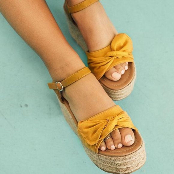 The Giselle Bow Wedge in Mustard - EUC Sz 8.5 - Picture 2 of 8